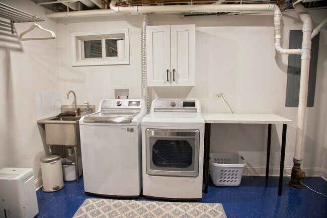 Building Photo - 2S316 Arrowhead Dr