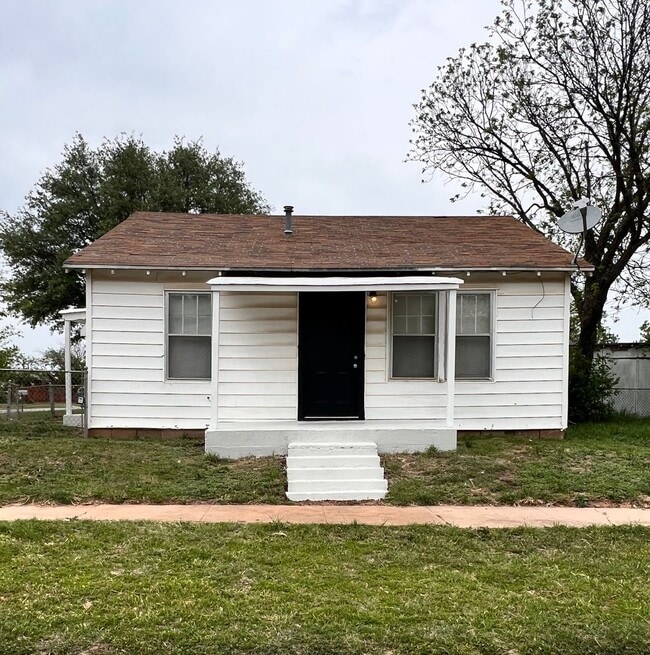 Building Photo - 2 Bedroom 1 Bath