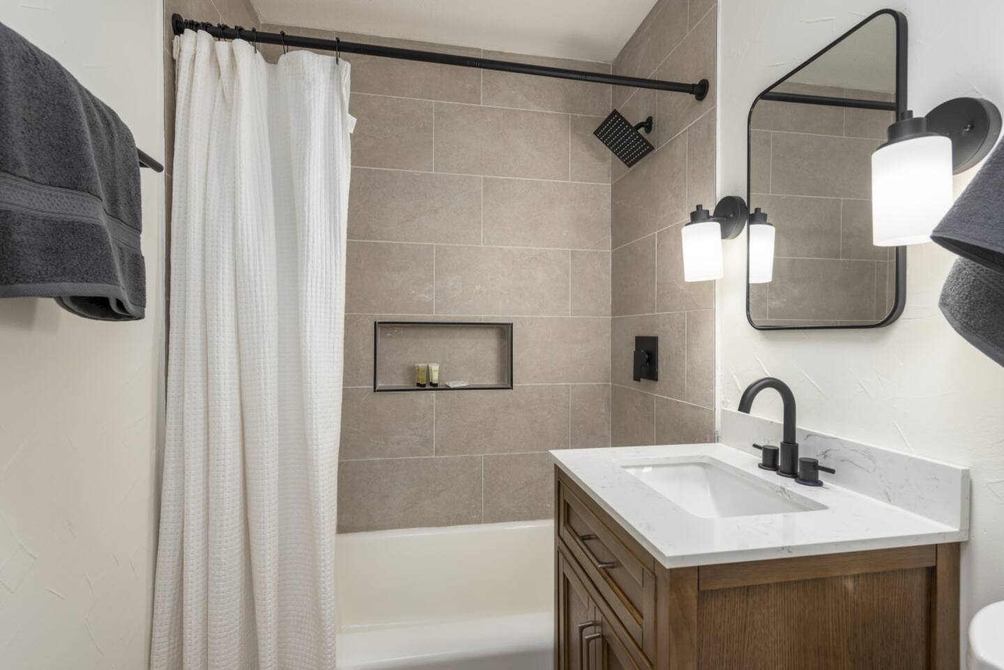 Building Photo - 611 E 260th St