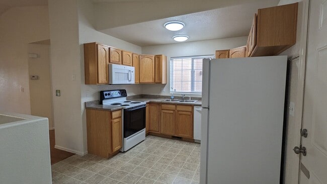 Building Photo - RANCH 3 BED/2.75 BATH PATIO HOME WITH MAIN FLOOR MASTER, FINISHED BASEMENT, AC, 2 CAR GARAGE!