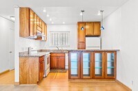 Building Photo - Lake Merritt Living: 1 Bed Condo with Balc...