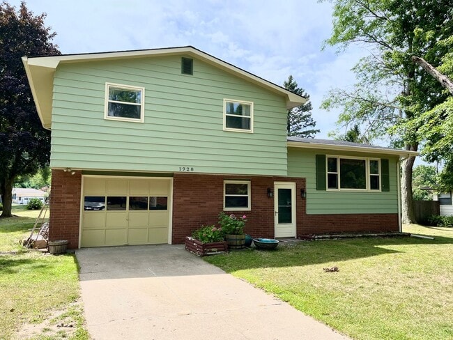 Building Photo - 3-bedroom, 1.5 bathroom unfurnished home i...