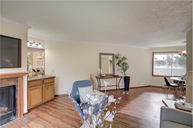 Building Photo - 11401 Roosevelt Way NE