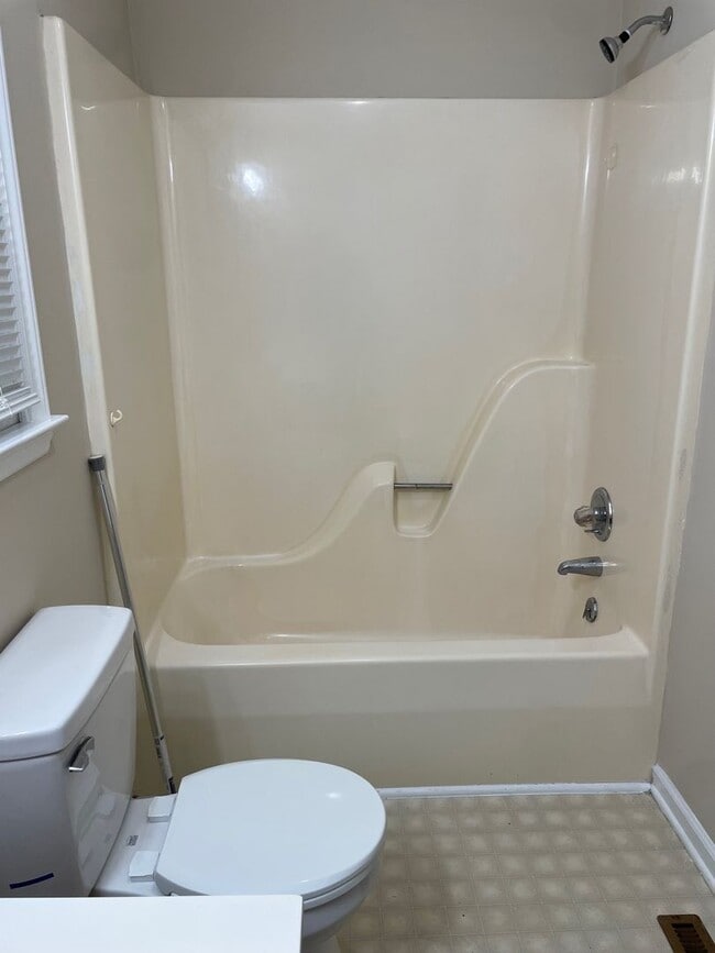 Building Photo - Beautiful 3 bed, 2 bath brick home located...