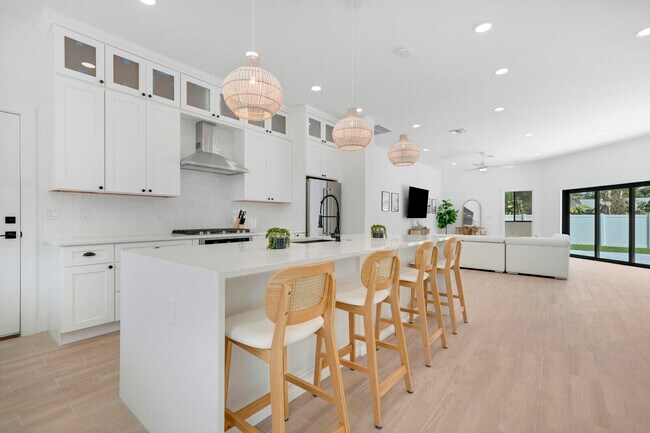 Building Photo - 1248 N Harbor Dr