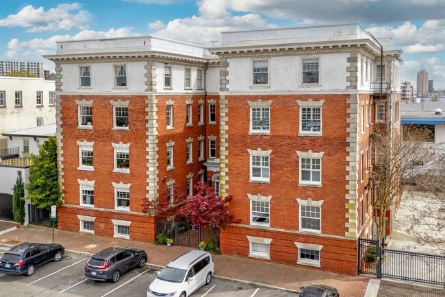 Building Photo - Amazing Garden-Style Condo Available NOW! ...