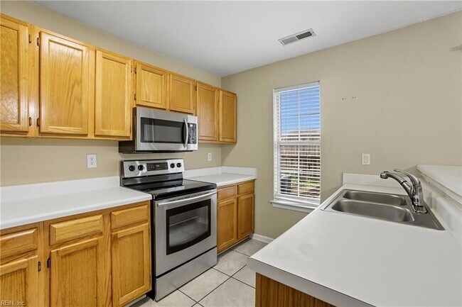 Building Photo - 716 Aylesbury Dr