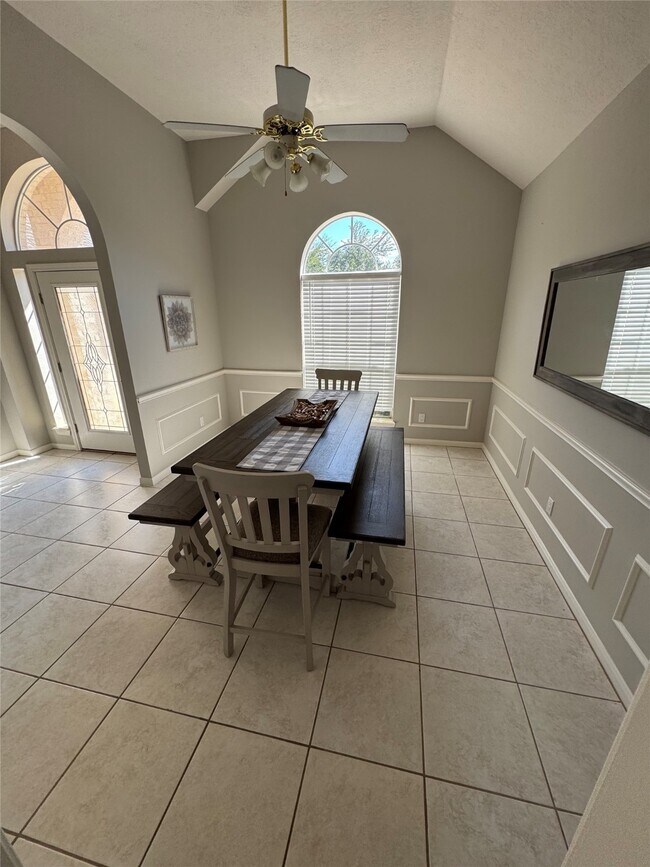 Building Photo - 14024 Shoreline Dr