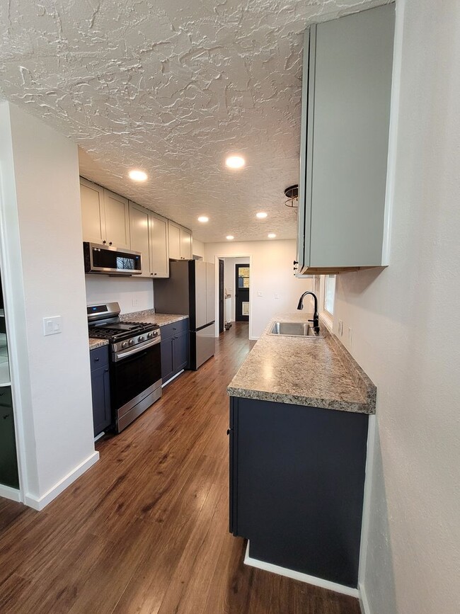 Building Photo - Fully Remodeled 2-Bedroom, 1.5-Bathroom Re...