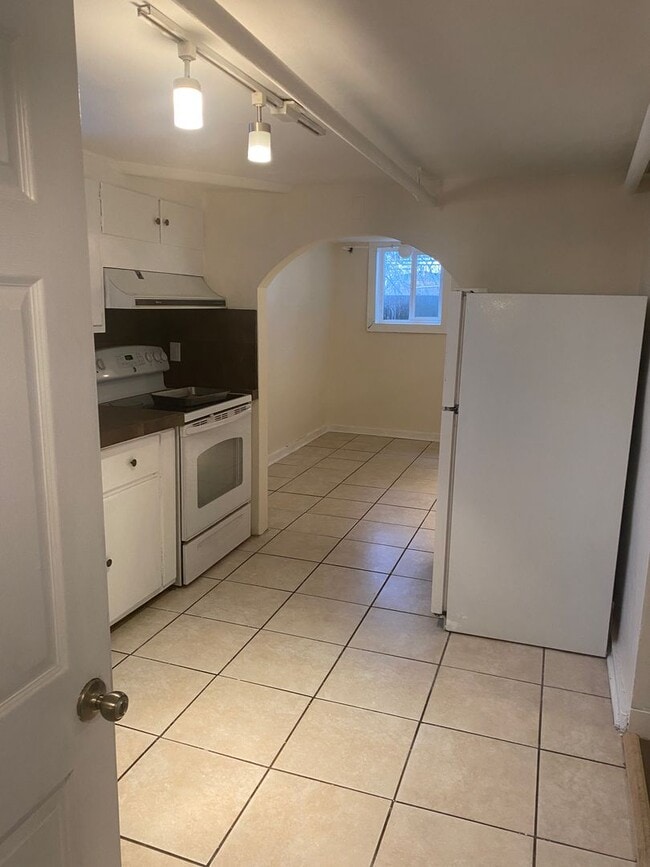 Building Photo - 2 Bed / 1 Bath Garden-Level Apartment – Available Early April!