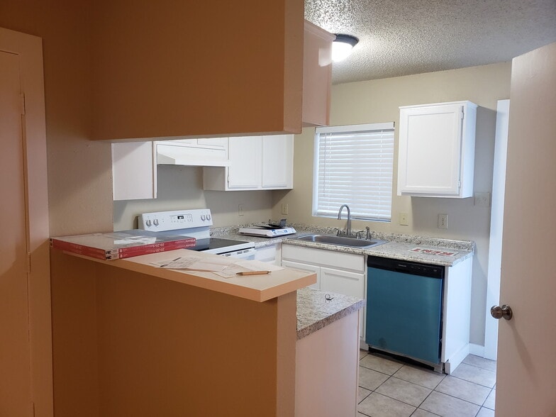 Kitchen - 641 Carriagehouse Ln
