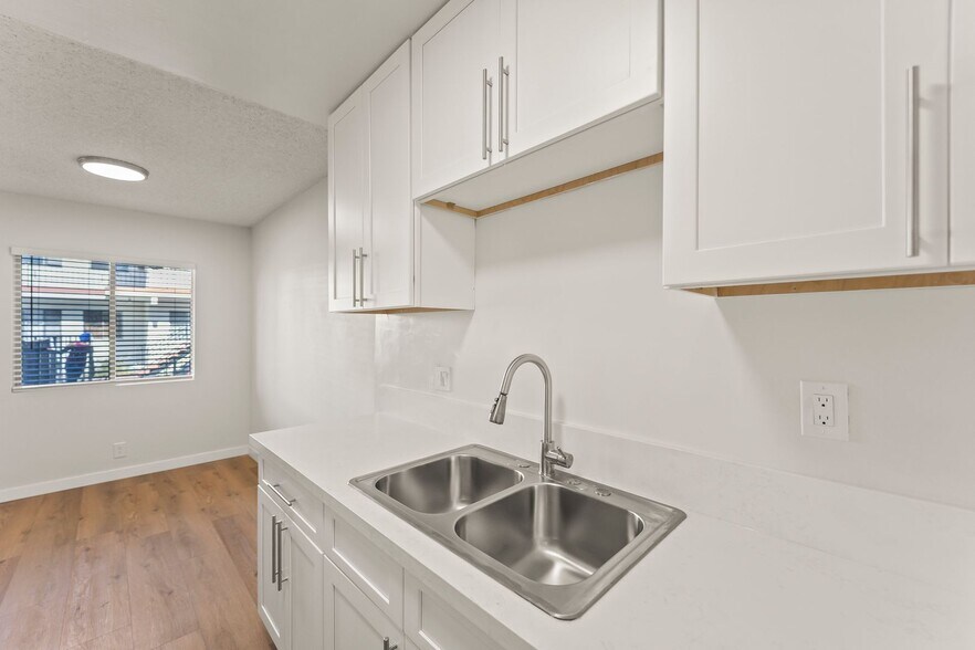 Building Photo - 3205 W 60th St