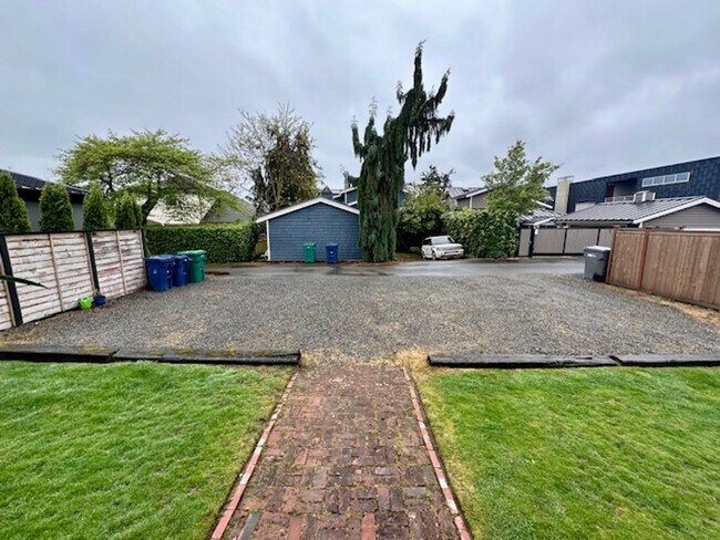 Building Photo - 127 5th Ave W