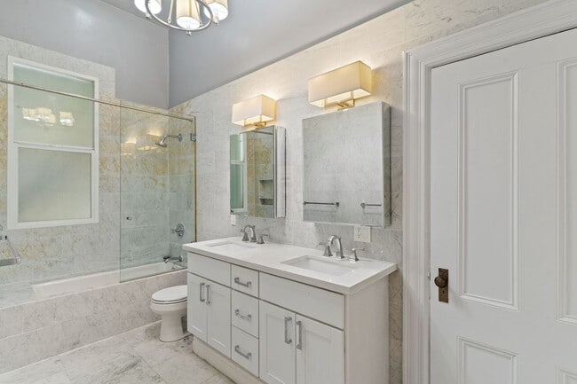 Building Photo - 2 Bed, 2 Bath Victorian Style Condo with M...