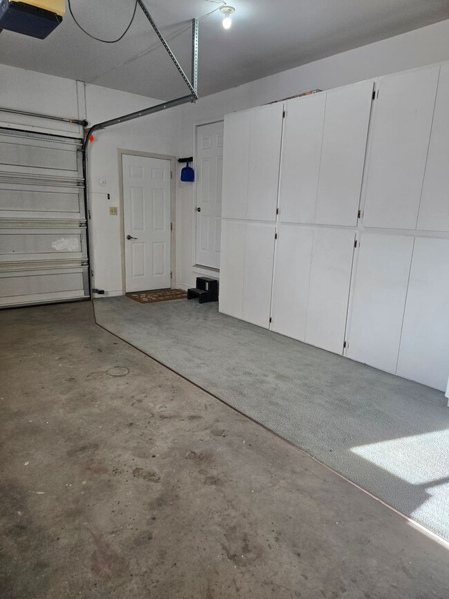 Building Photo - Three Bedroom Home - Single Car Attached Garage - in Townsend!