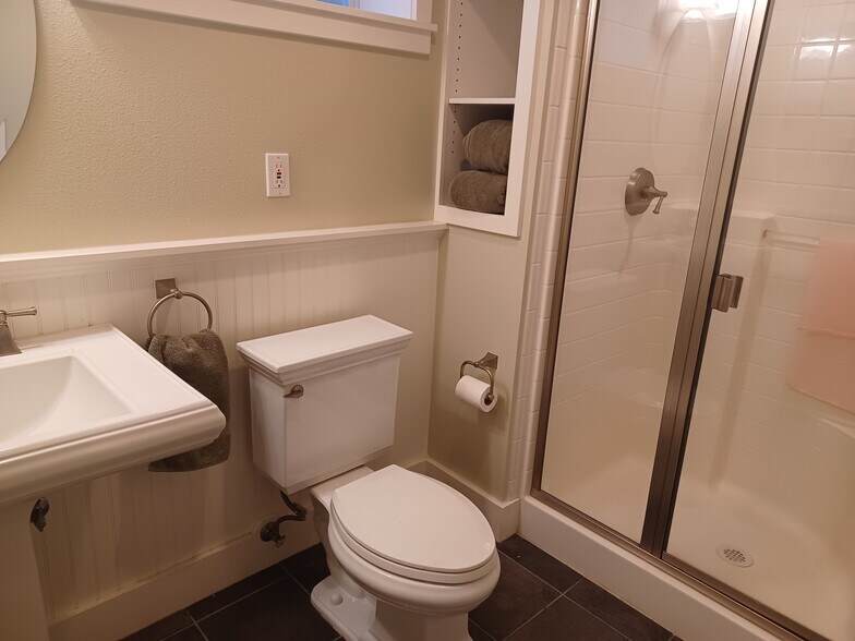 Basement bath - 4719 SW Findlay St