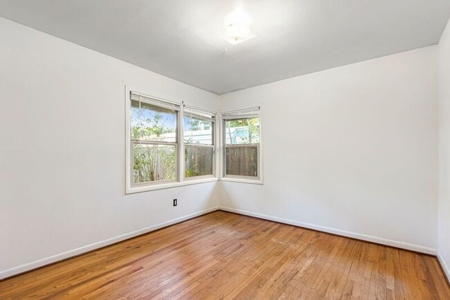 Building Photo - 5546 SE Holgate Blvd