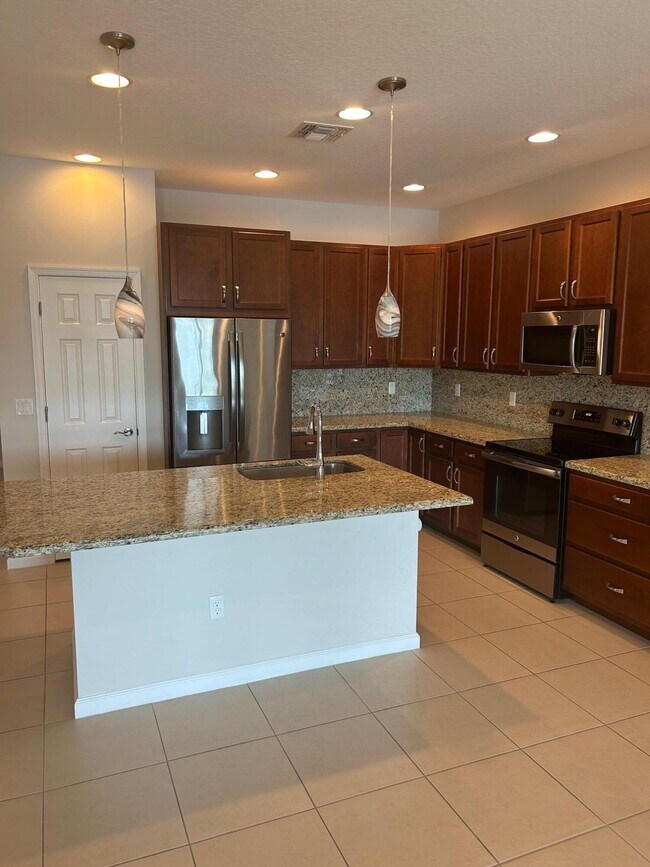 Building Photo - 11066 Sunrise Lake Dr