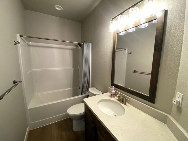 Building Photo - Beautiful 3 Bedroom House in Sutherlin!