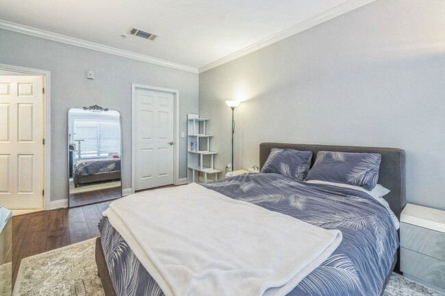 Building Photo - Beautiful 2 Bedroom, 2 Bath Condo In The H...
