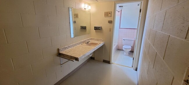 Building Photo - 112 E Cherry St