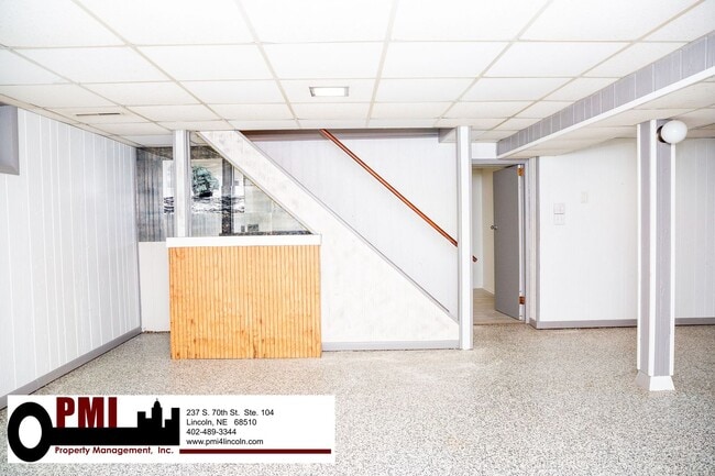 Building Photo - 3 Bedroom and 1.5 bathroom House for rent