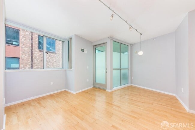 Building Photo - 69 Clementina St