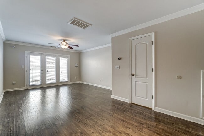 Building Photo - Charming Townhome in Sought-After Williams...
