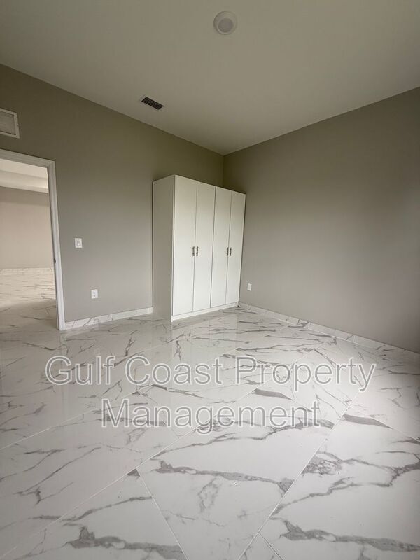 Building Photo - 1726 NE 13th St