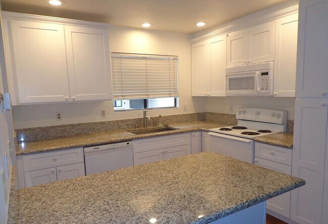 Building Photo - Gorgeous Pacific Beach 2 Bed 2.5 Bath Townhouse