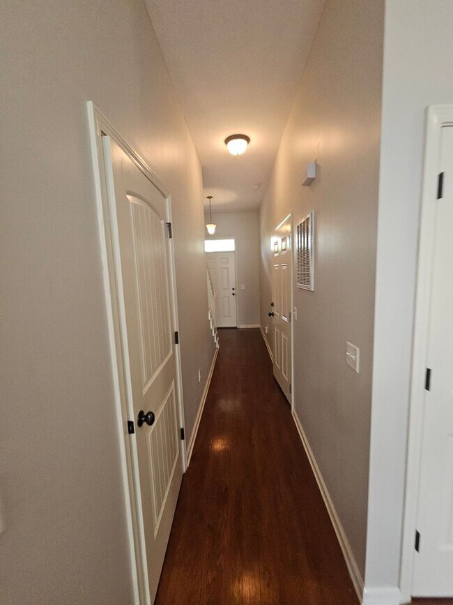 Building Photo - Modern 3Bed/2.5-Ba Townhome in PCB – Resor...