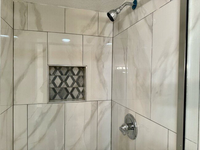 Building Photo - Fully renovated Townhome for Rent in Daven...