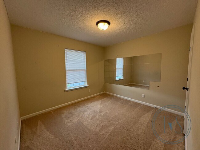 Building Photo - RATE DROP ALERT! (was $2400/month)