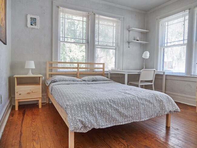 Building Photo - R0504