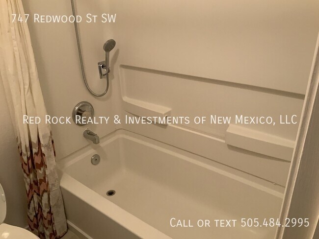 Building Photo - 747 Redwood St SW