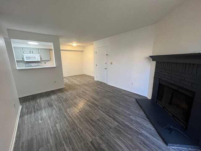 Building Photo - $500 Move in Special - 2 bed 2 bath condo 1st floor! washer/dryer in Unit