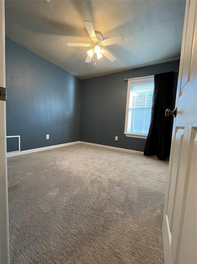 Building Photo - 5906 Green Acres