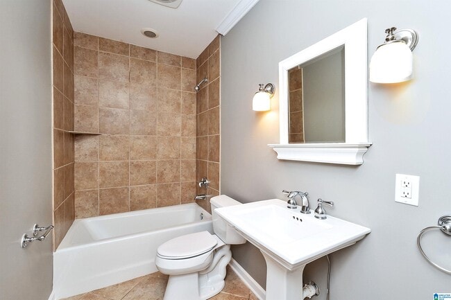 Building Photo - 2005 Chestnut Rd