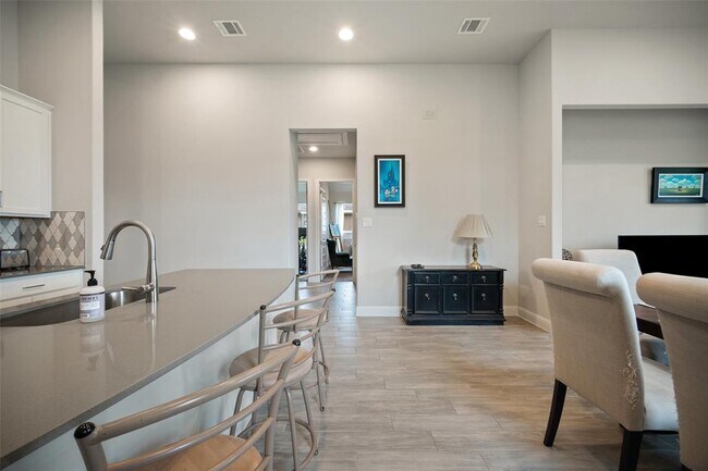 Building Photo - 127 Buteo St