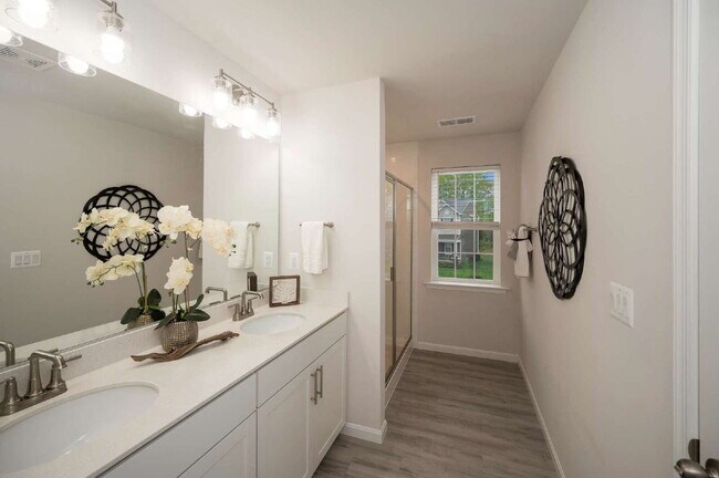 Building Photo - Spacious 3-Bedroom Rental in Sought-After ...