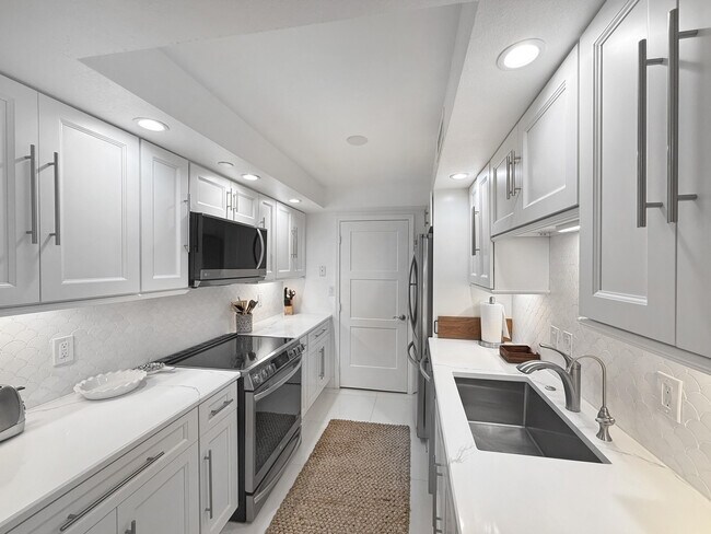 Building Photo - 3000 N Ocean Dr