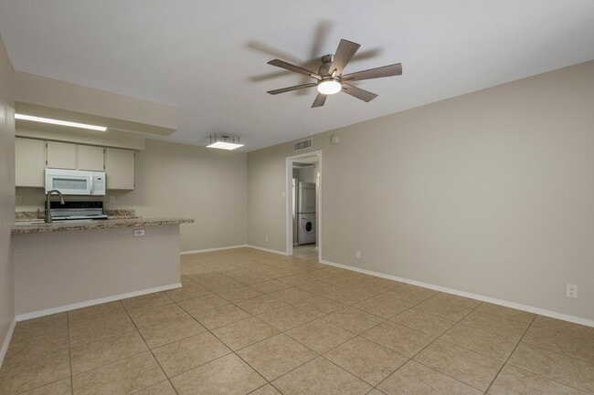 Building Photo - COMING SOON! Spacious 1 Bed 1 Bath Condo i...