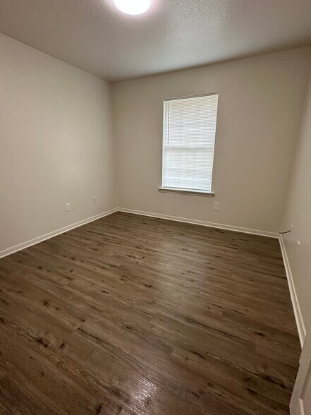 Building Photo - 401 Topeka Ct