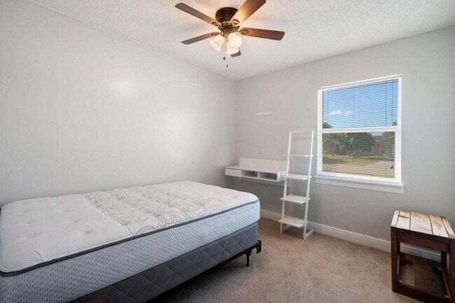 Building Photo - 2456 SE Melaleuca Blvd