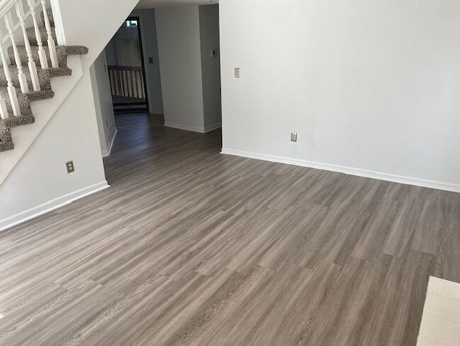 Building Photo - Shawnee Condo all redone close to Shops an...