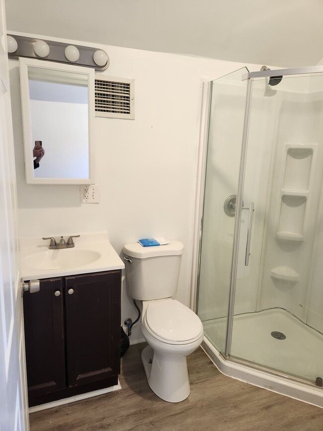 Building Photo - 586 Old York Rd