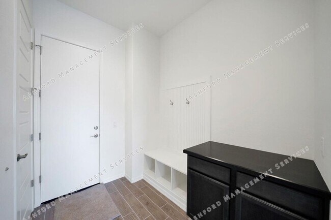 Building Photo - Luxury 3-Bedroom Townhome with Rooftop Dec...