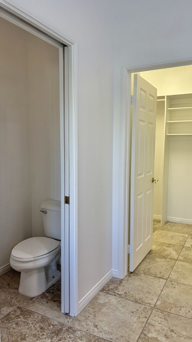 Building Photo - 3 Bedrooms and 2.5 Bathrooms Home on 7th Tee!