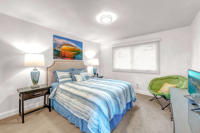 Building Photo - Perfect Location! 10-minute walk to the Oc...