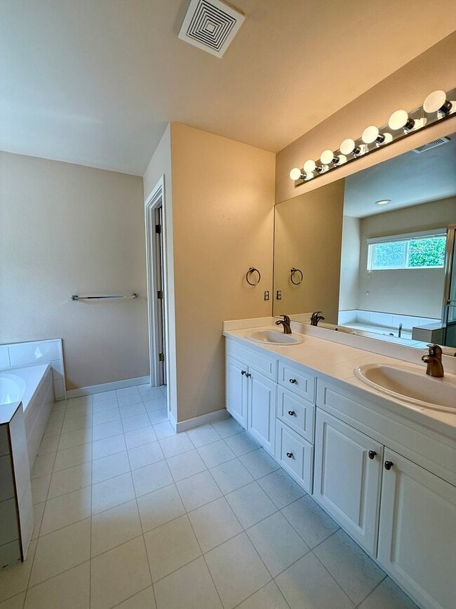 Building Photo - 3bd/2.5ba Sammamish Townhome